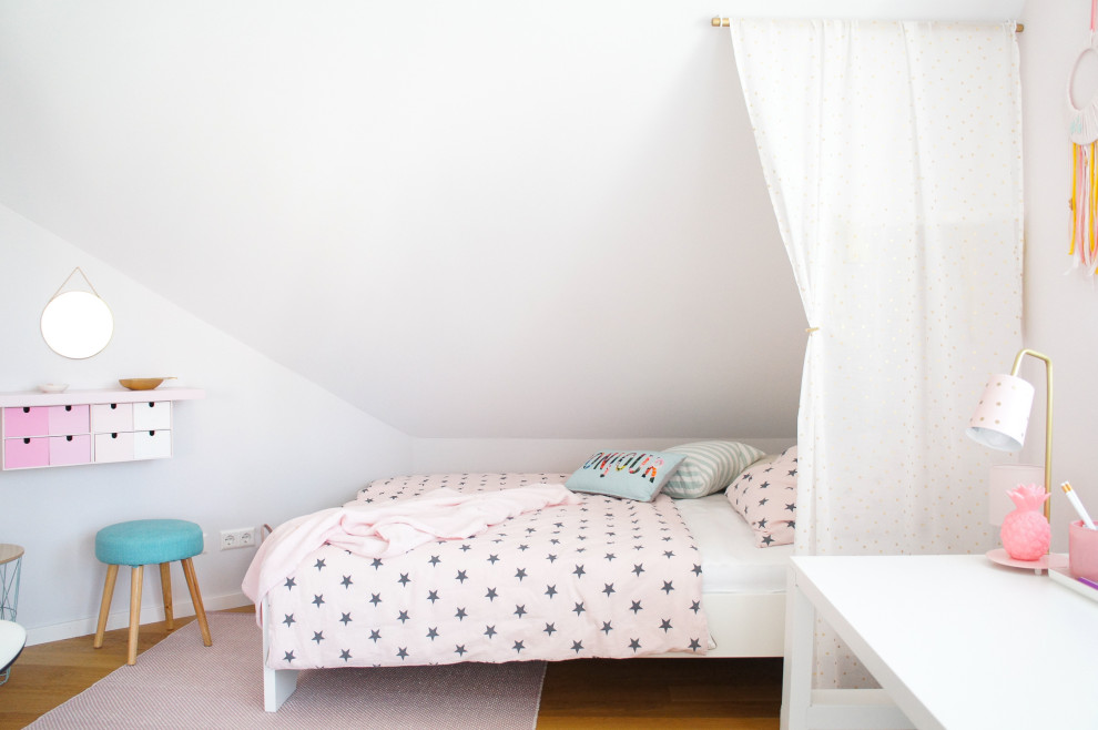 Modelo de habitación de niña de 4 a 10 años contemporánea pequeña con paredes beige