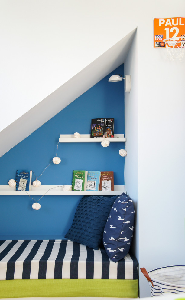 Kleines Modernes Jungszimmer mit blauer Wandfarbe in Stuttgart