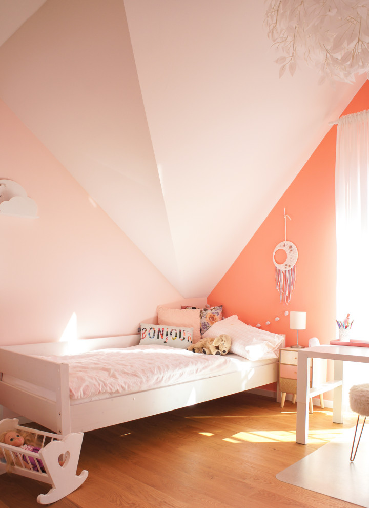 На фото: маленькая детская в современном стиле с спальным местом и розовыми стенами для на участке и в саду, ребенка от 4 до 10 лет, девочки с