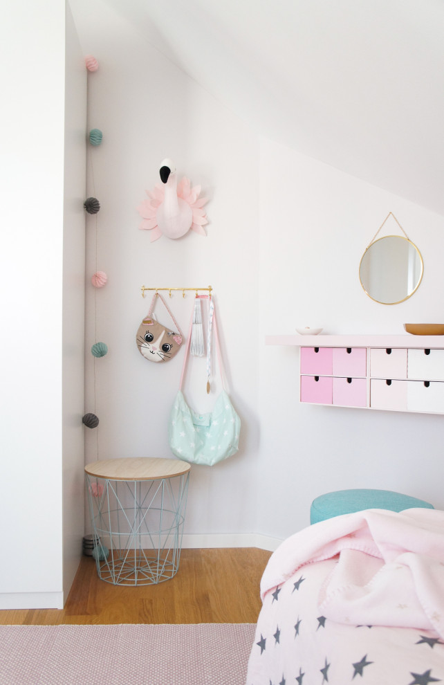 Idee per una piccola cameretta da bambina da 4 a 10 anni minimal con pareti beige