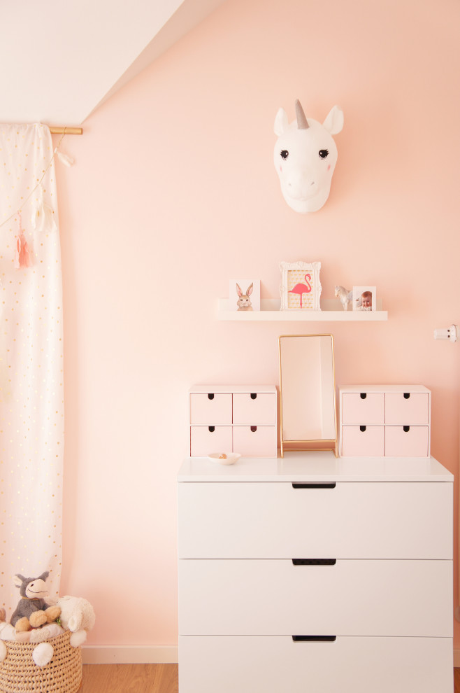 Inspiration för ett litet funkis flickrum för 4-10-åringar, med rosa väggar