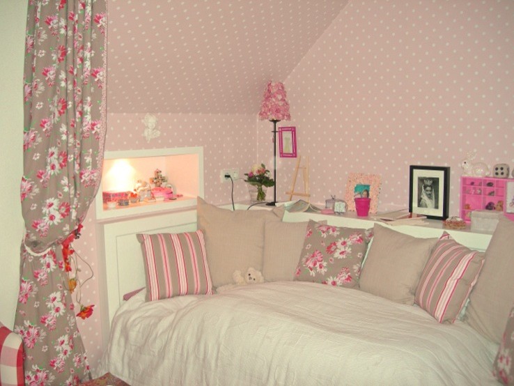 Diseño de dormitorio infantil contemporáneo con paredes rosas