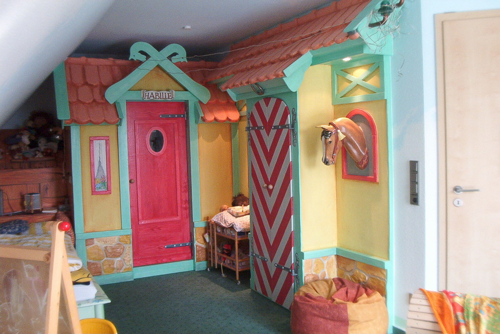 Идея дизайна: детская с игровой среднего размера в стиле кантри с разноцветными стенами и ковровым покрытием для ребенка от 4 до 10 лет, девочки
