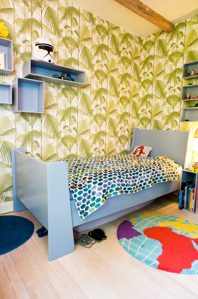 На фото: нейтральная детская среднего размера в современном стиле с спальным местом, разноцветными стенами и светлым паркетным полом для ребенка от 4 до 10 лет
