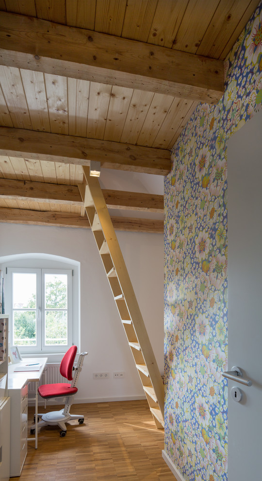 Idéer för att renovera ett mellanstort funkis barnrum kombinerat med skrivbord, med ljust trägolv och brunt golv