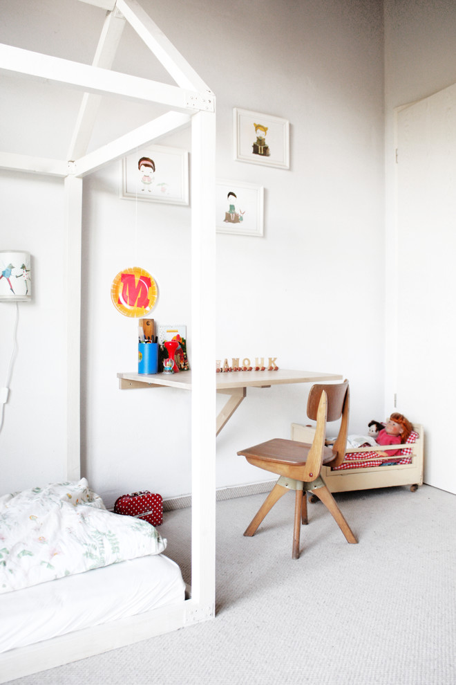 Idéer för ett mellanstort skandinaviskt könsneutralt barnrum kombinerat med sovrum och för 4-10-åringar, med vita väggar och heltäckningsmatta