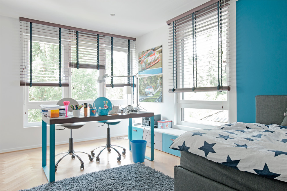Esempio di una cameretta per bambini contemporanea di medie dimensioni con pareti blu, pavimento in legno massello medio e pavimento marrone