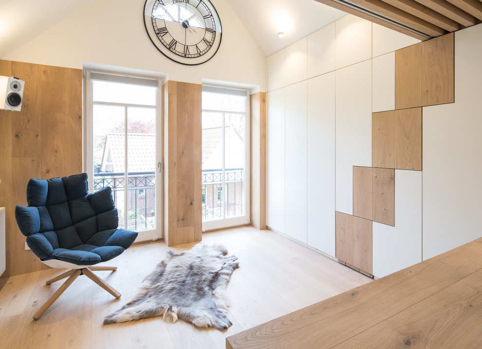 Mittelgroßes, Neutrales Modernes Jugendzimmer mit weißer Wandfarbe, braunem Holzboden und braunem Boden in Bremen