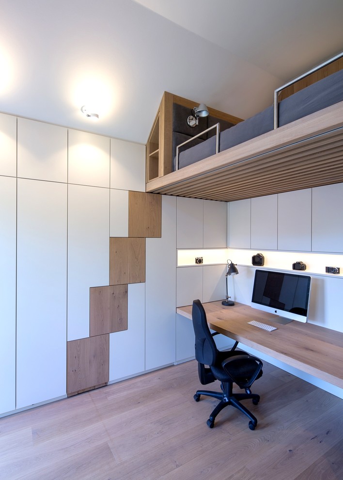 Photo of a medium sized contemporary gender neutral teen’s room in Bremen with white walls, medium hardwood flooring and brown floors.