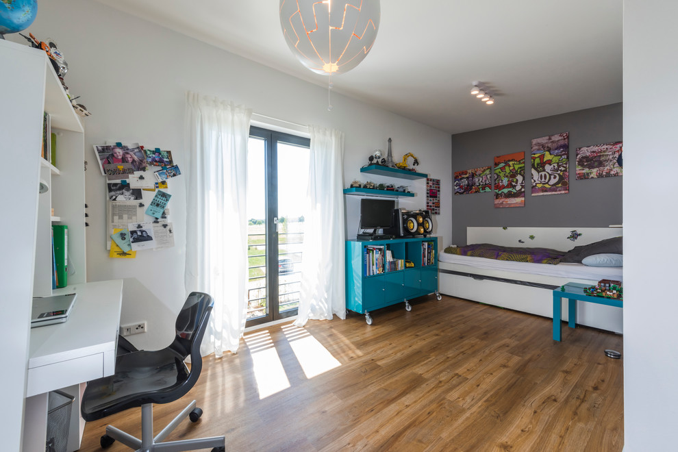 Modernes Kinderzimmer mit bunten Wänden und braunem Holzboden in Sonstige