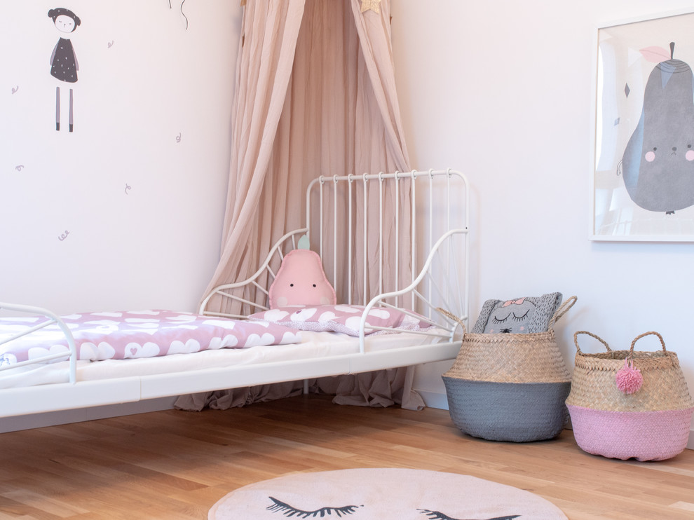 Mittelgroßes Modernes Mädchenzimmer mit Schlafplatz, weißer Wandfarbe, hellem Holzboden und beigem Boden in Hamburg