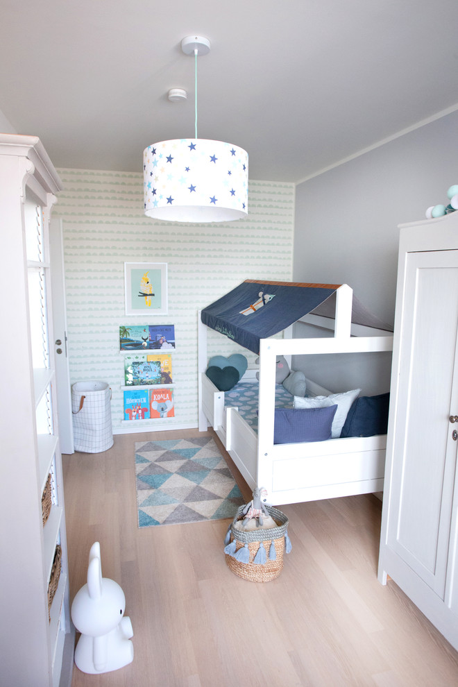 Cette image montre une chambre d'enfant de 1 à 3 ans de taille moyenne avec un mur gris, un sol en bois brun et un sol beige.