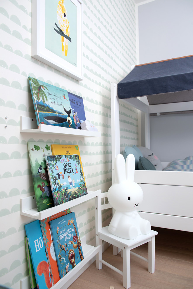 Exemple d'une chambre d'enfant de 1 à 3 ans tendance de taille moyenne avec un sol en bois brun, un mur gris et un sol beige.