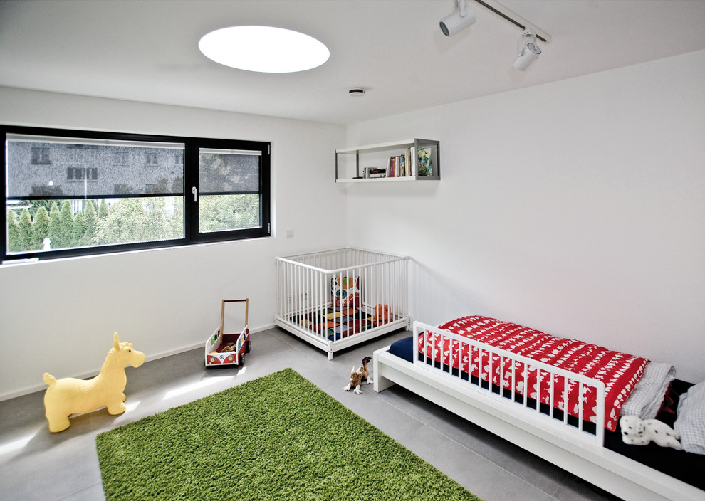 Пример оригинального дизайна: большая детская в современном стиле с спальным местом и белыми стенами для мальчика