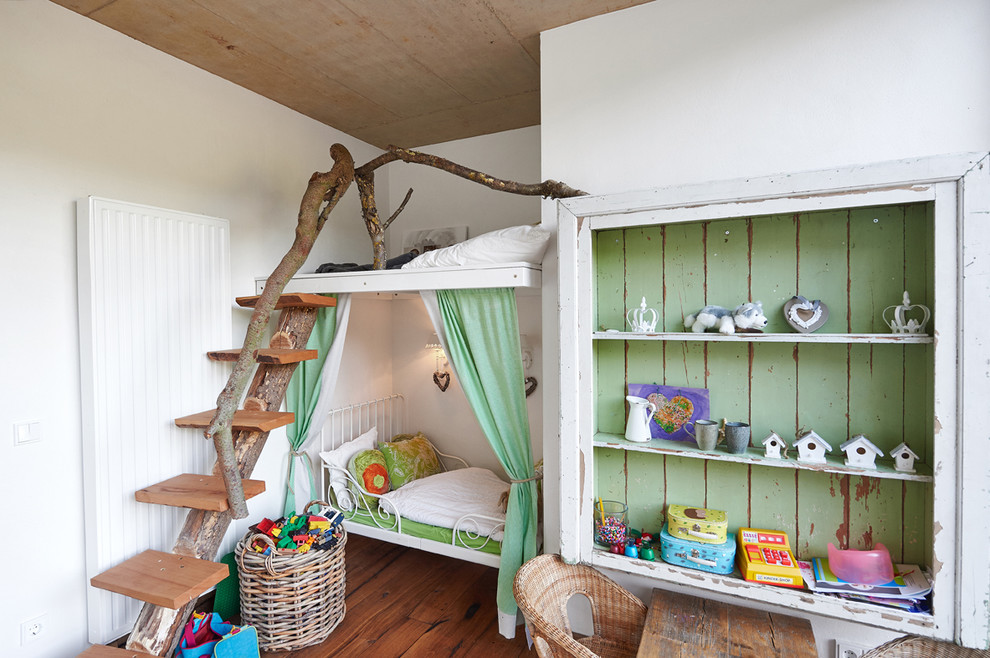Cette image montre une chambre de fille de 4 à 10 ans style shabby chic avec un mur blanc et un sol en bois brun.