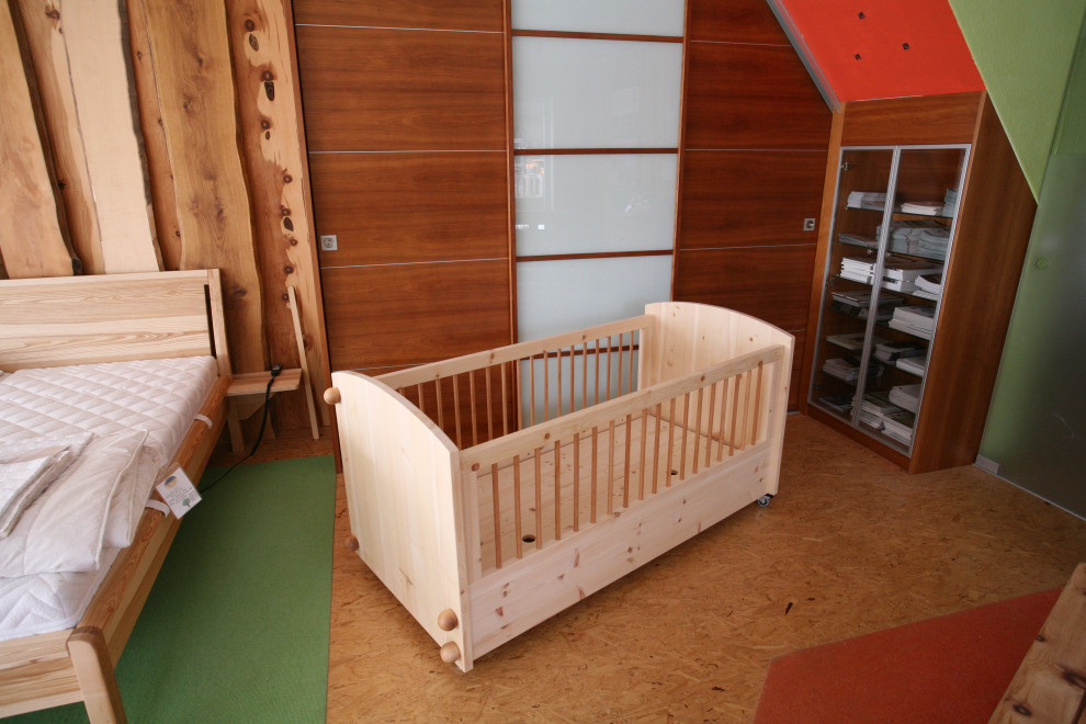 Lantlig inredning av ett mellanstort barnrum kombinerat med sovrum