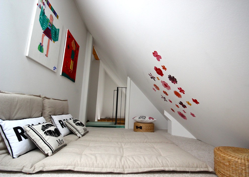 Großes Eklektisches Mädchenzimmer mit Schlafplatz, weißer Wandfarbe, hellem Holzboden und braunem Boden in Frankfurt am Main
