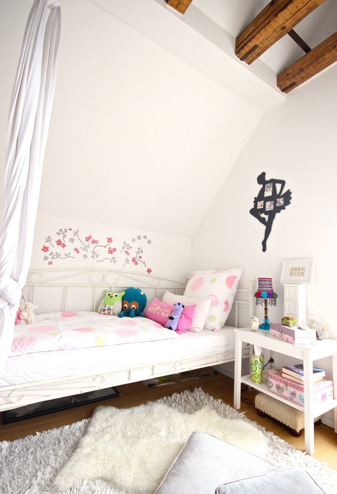 Großes Stilmix Mädchenzimmer mit Schlafplatz, weißer Wandfarbe, hellem Holzboden und braunem Boden in Frankfurt am Main