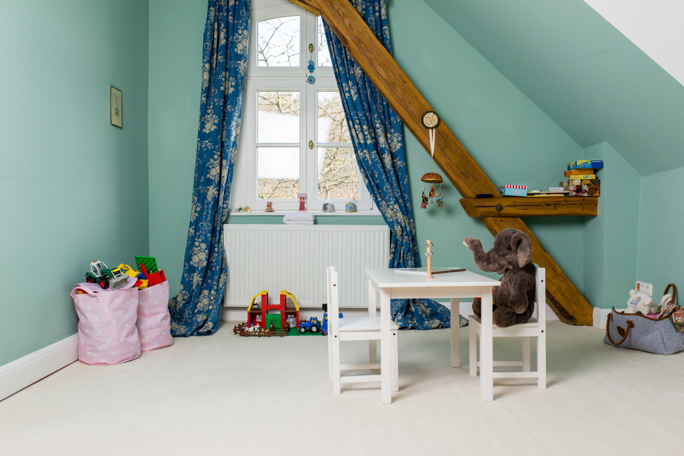 Mittelgroßes, Neutrales Modernes Kinderzimmer mit Spielecke, blauer Wandfarbe und Teppichboden in Sonstige