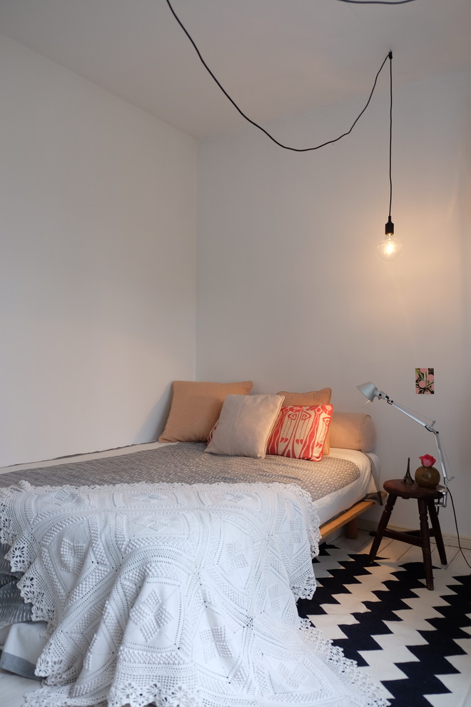 Imagen de dormitorio infantil escandinavo con paredes blancas y moqueta
