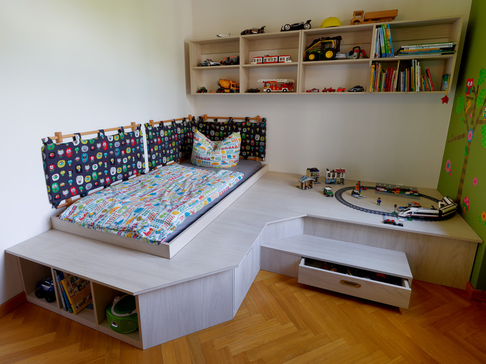 Mittelgroßes Modernes Kinderzimmer mit Schlafplatz, weißer Wandfarbe, braunem Holzboden und braunem Boden in Dresden