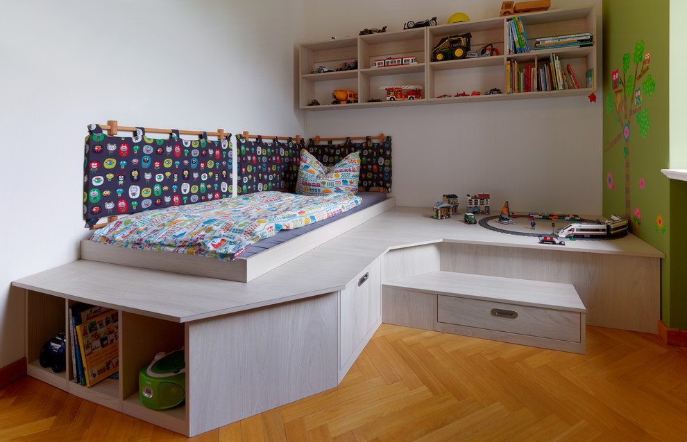 Kleines Modernes Jungszimmer mit Schlafplatz, weißer Wandfarbe, braunem Holzboden und braunem Boden in Dresden