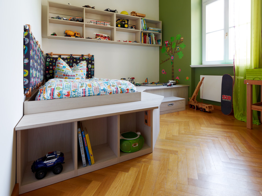 Esempio di una cameretta per bambini design di medie dimensioni con pareti bianche, pavimento in legno massello medio e pavimento marrone