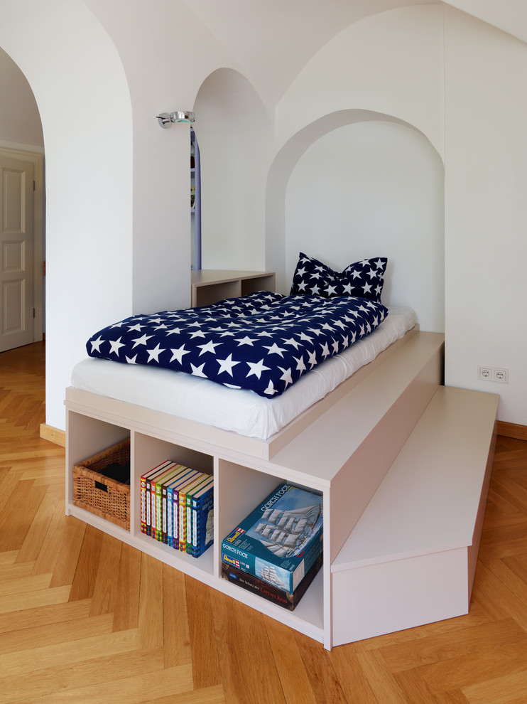 Idee per una cameretta per bambini minimal di medie dimensioni con pareti bianche, pavimento in legno massello medio e pavimento marrone