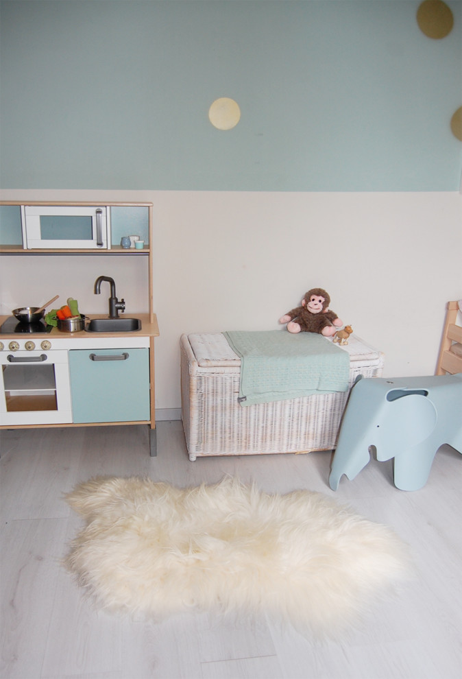 На фото: детская среднего размера в скандинавском стиле с бежевым полом, спальным местом и синими стенами для ребенка от 4 до 10 лет, девочки