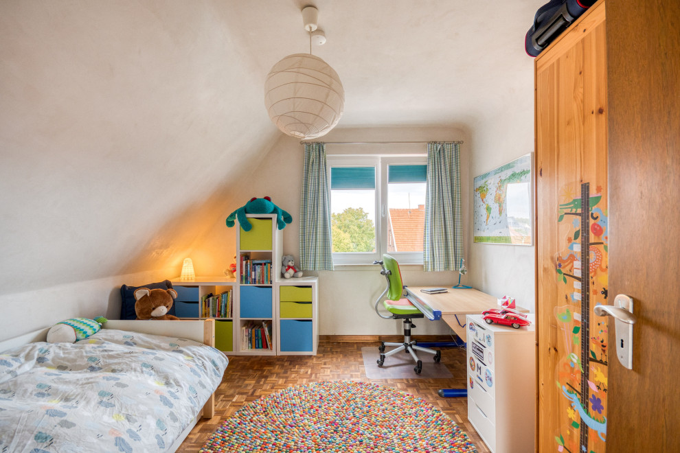 Cette image montre une petite chambre d'enfant de 4 à 10 ans design avec un sol en bois brun.