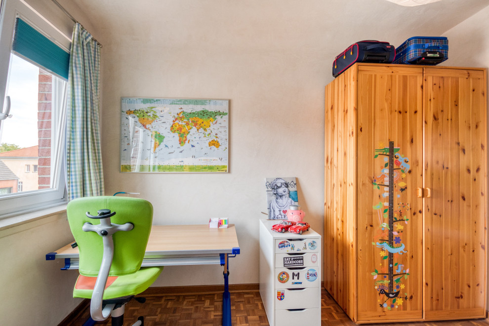 Exempel på ett litet modernt pojkrum kombinerat med sovrum och för 4-10-åringar, med mellanmörkt trägolv