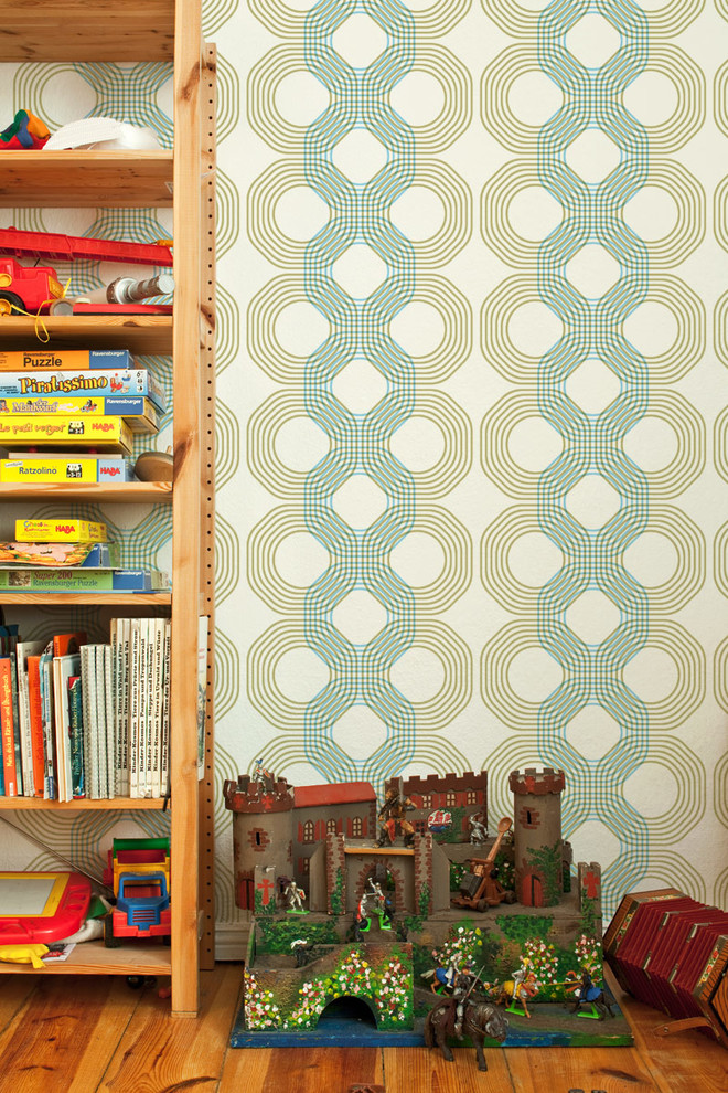 Exemple d'une chambre d'enfant de 4 à 10 ans chic de taille moyenne avec un mur multicolore et parquet clair.