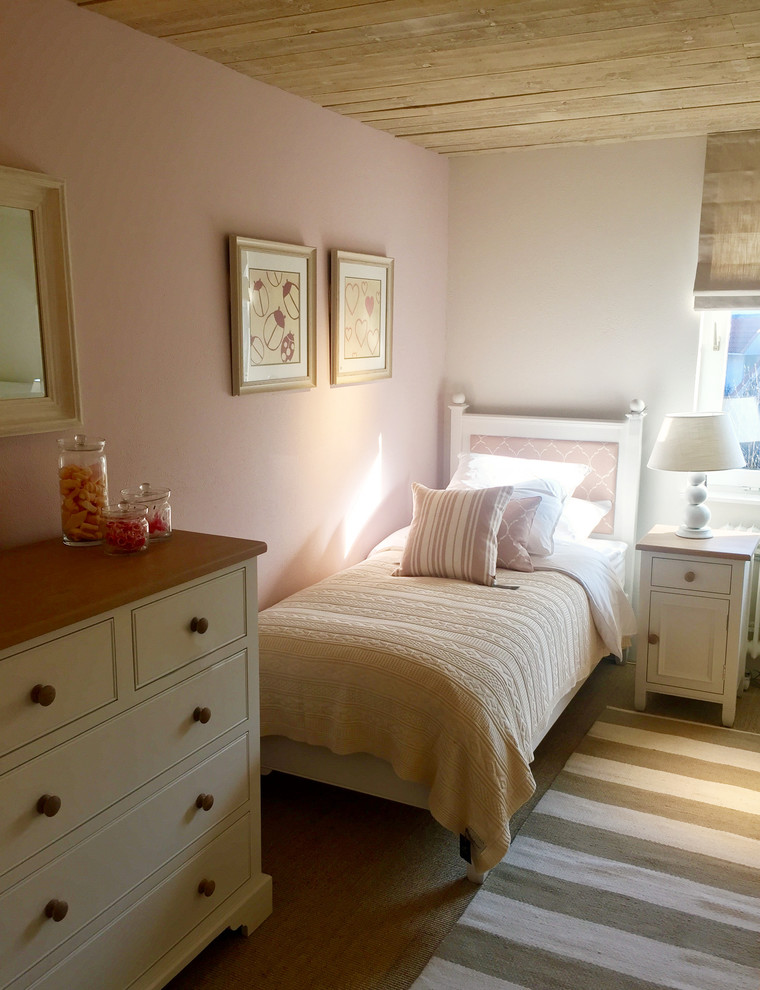 Idéer för små lantliga flickrum kombinerat med sovrum och för 4-10-åringar, med rosa väggar