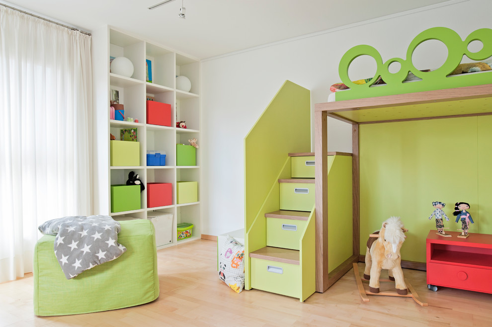 Mittelgroßes, Neutrales Modernes Kinderzimmer mit Schlafplatz, grüner Wandfarbe, hellem Holzboden und braunem Boden in Düsseldorf