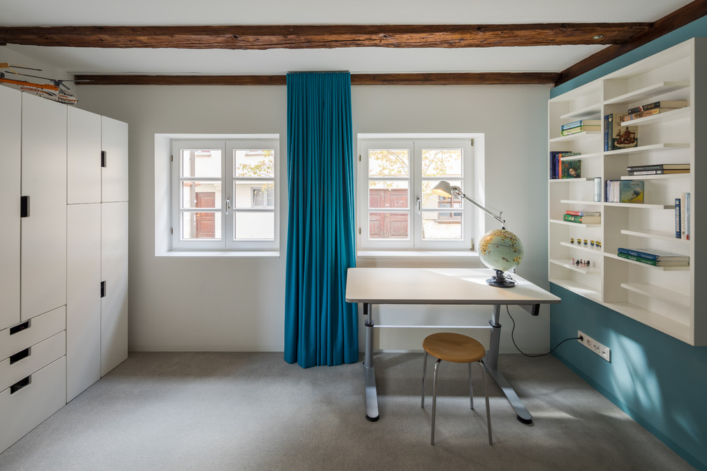 Mittelgroßes Modernes Kinderzimmer mit Arbeitsecke, weißer Wandfarbe, Teppichboden und grauem Boden in Stuttgart