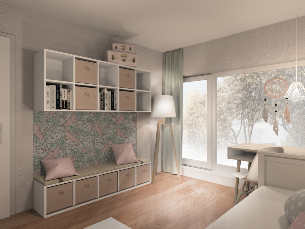 Ejemplo de habitación de niña de 4 a 10 años escandinava pequeña con escritorio, paredes rosas, suelo de madera clara y suelo beige