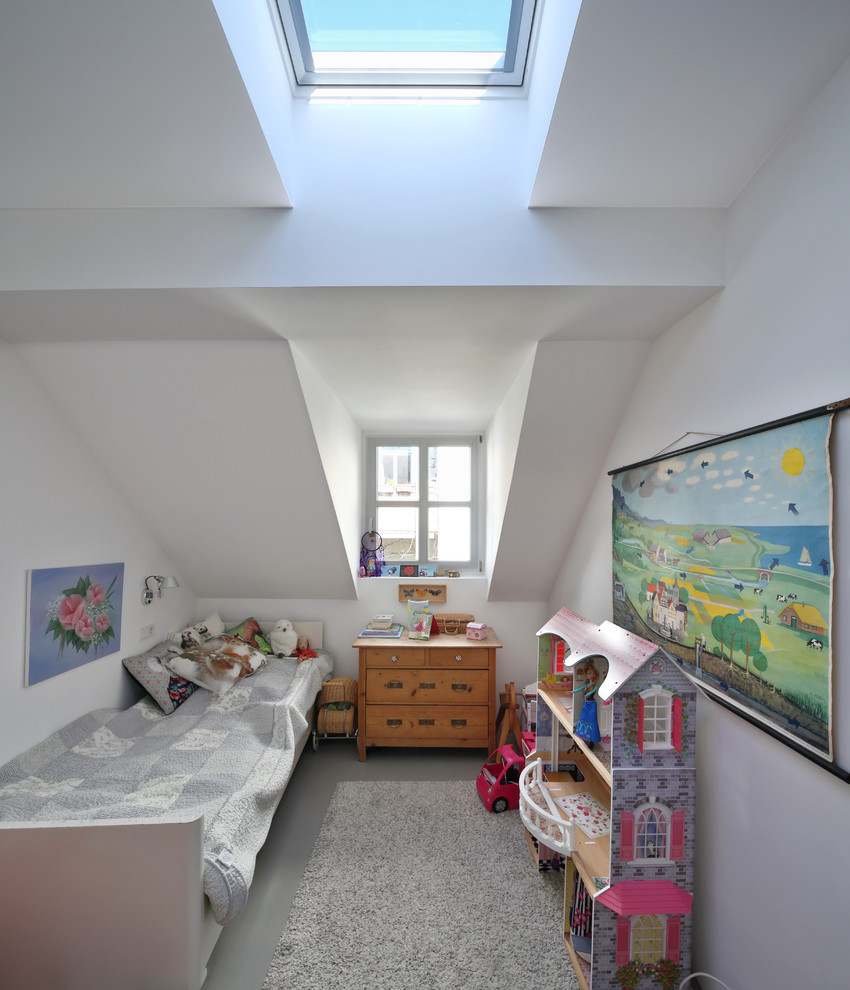 Inspiration för ett litet lantligt flickrum kombinerat med sovrum och för 4-10-åringar, med vita väggar, betonggolv och grått golv
