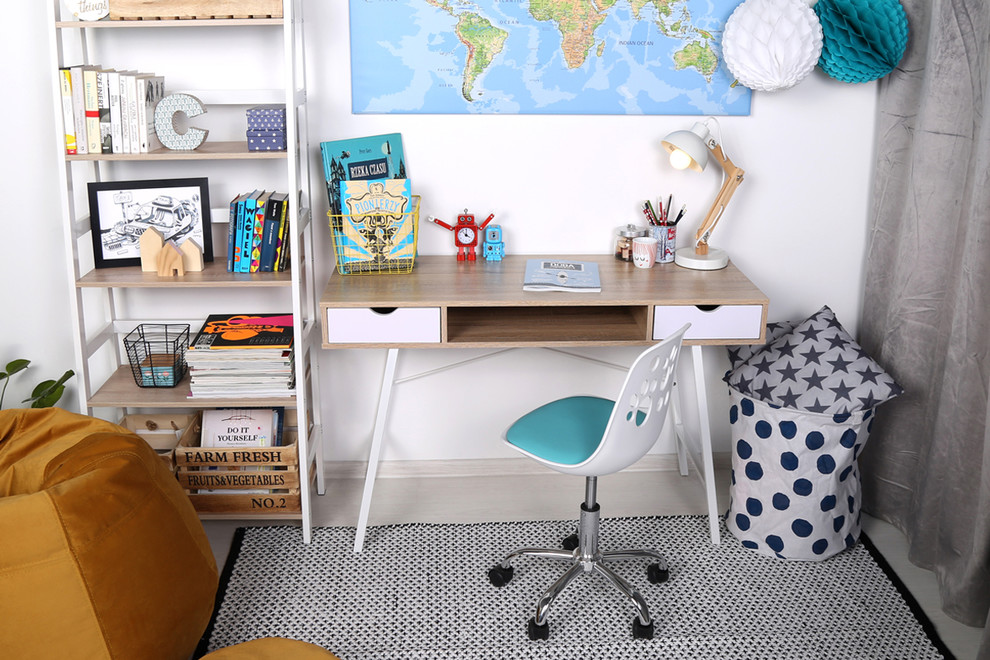 Idée de décoration pour une petite chambre d'enfant design avec un bureau, un mur blanc, parquet clair et un sol gris.