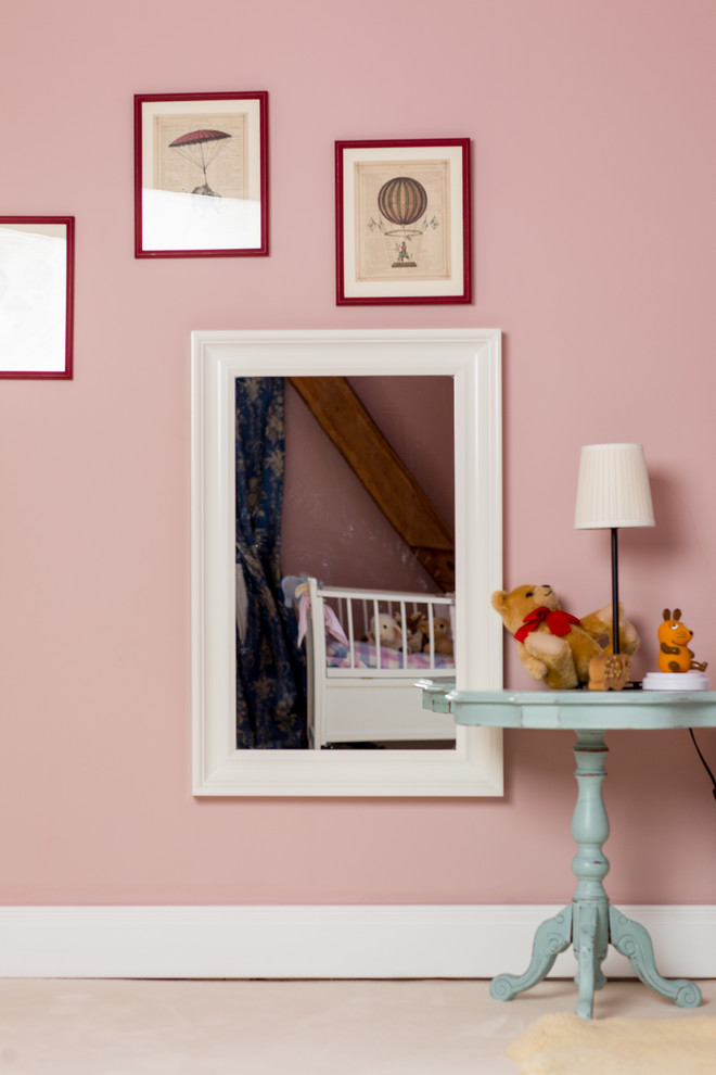 Idéer för mellanstora funkis flickrum kombinerat med sovrum och för 4-10-åringar, med rosa väggar, heltäckningsmatta och rosa golv