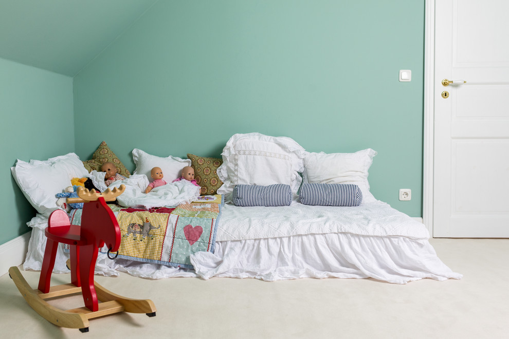 Foto di una cameretta per bambini da 4 a 10 anni minimal di medie dimensioni con pareti blu, moquette e pavimento bianco