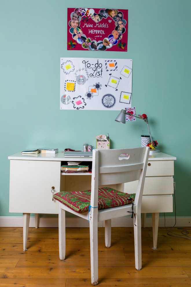 Idee per una cameretta per bambini da 4 a 10 anni design di medie dimensioni con pareti blu, parquet chiaro e pavimento marrone