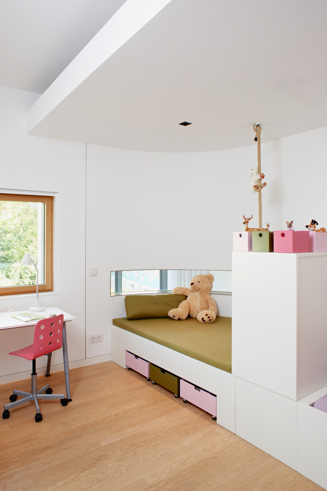 Mittelgroßes Modernes Mädchenzimmer mit weißer Wandfarbe, hellem Holzboden und Schlafplatz in Hamburg