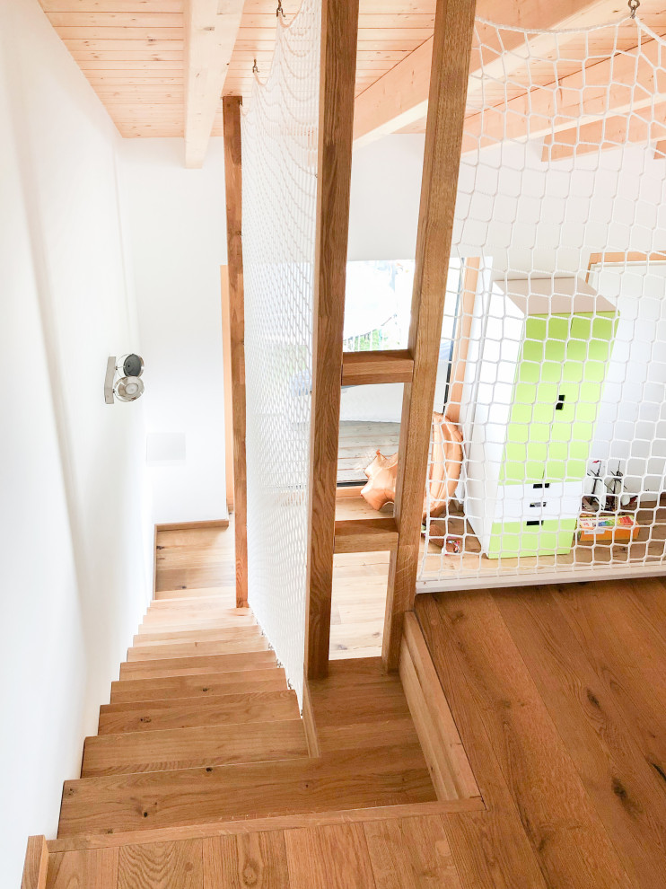 Diseño de dormitorio infantil actual grande con paredes blancas, suelo de madera en tonos medios, suelo marrón y vigas vistas