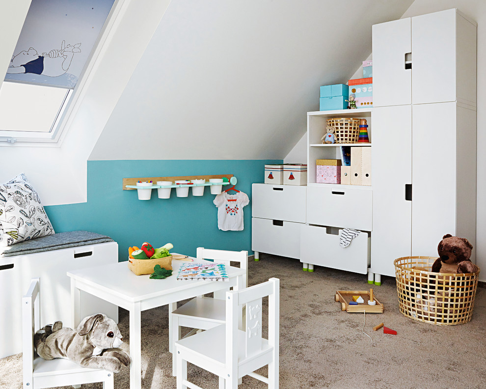 Foto di una cameretta per bambini da 1 a 3 anni scandinava di medie dimensioni con moquette, pavimento beige e pareti multicolore