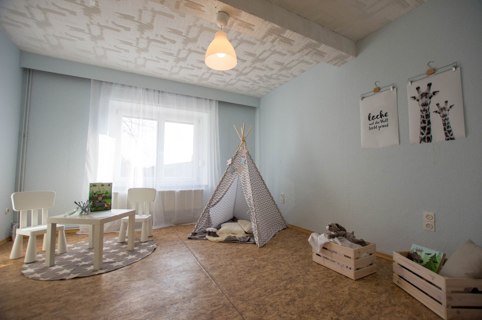 Bild på ett mellanstort funkis könsneutralt barnrum kombinerat med lekrum och för 4-10-åringar, med blå väggar, brunt golv och linoleumgolv