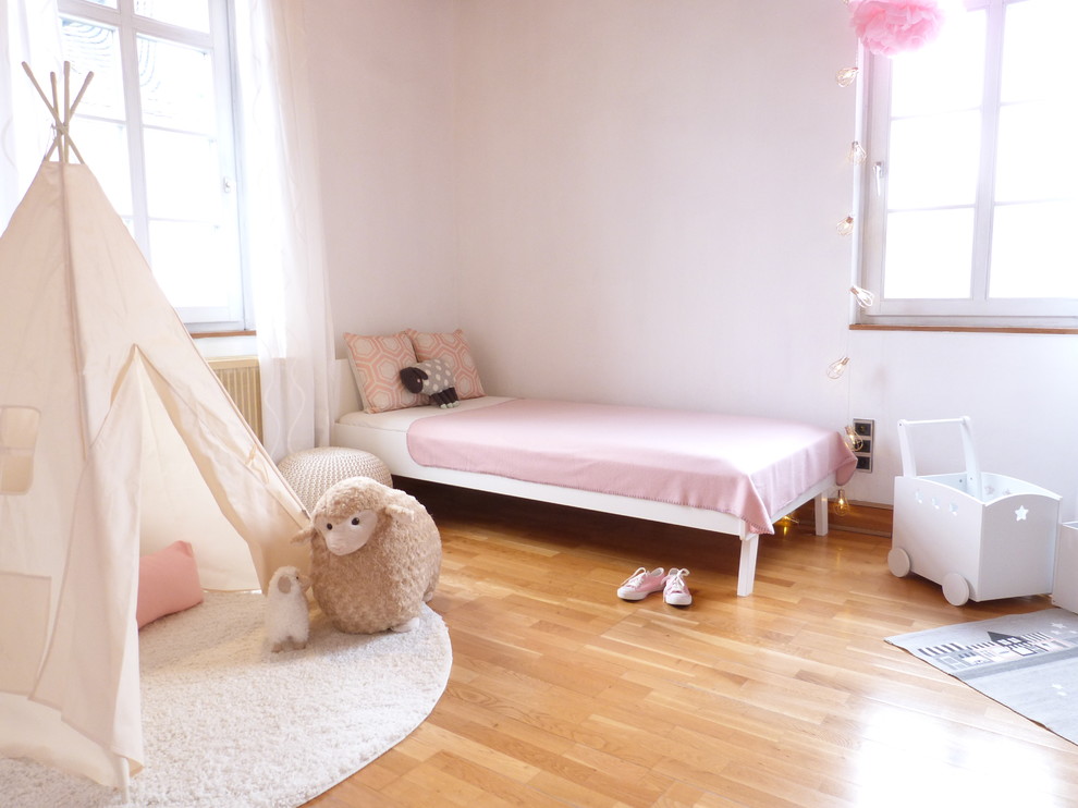 Mittelgroßes Modernes Mädchenzimmer mit Schlafplatz, weißer Wandfarbe, braunem Holzboden und braunem Boden in Frankfurt am Main