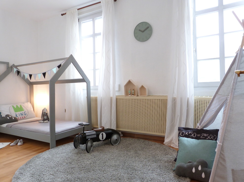Mittelgroßes Modernes Jungszimmer mit Schlafplatz, weißer Wandfarbe, braunem Holzboden und braunem Boden in Frankfurt am Main