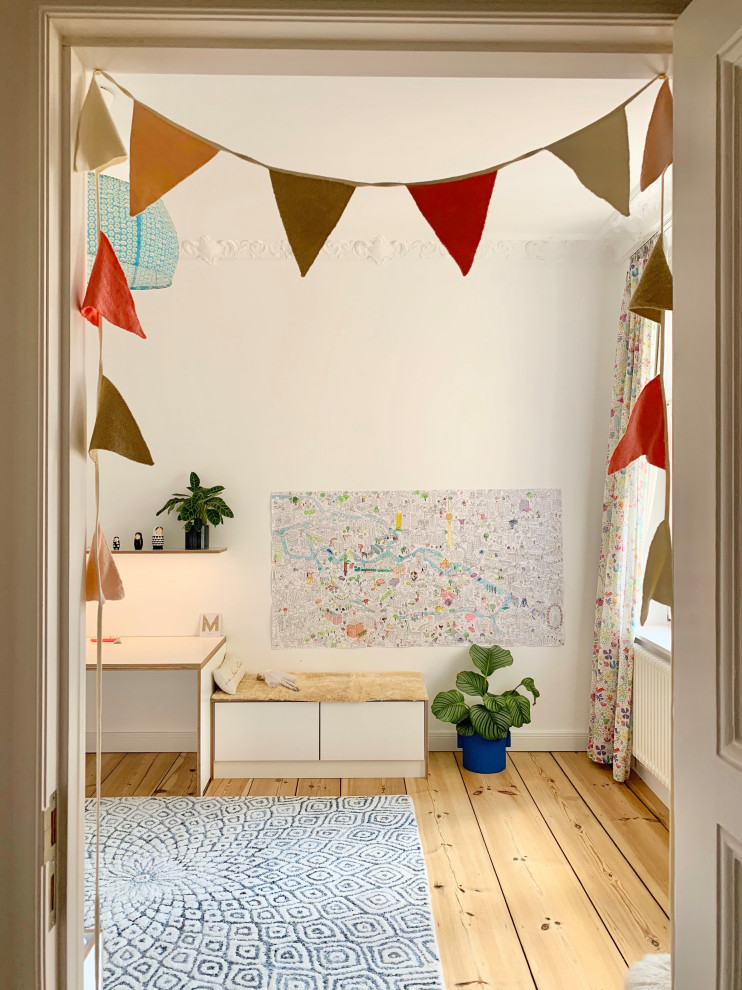 Diseño de dormitorio infantil de 4 a 10 años contemporáneo de tamaño medio con paredes blancas, suelo de madera clara y suelo marrón