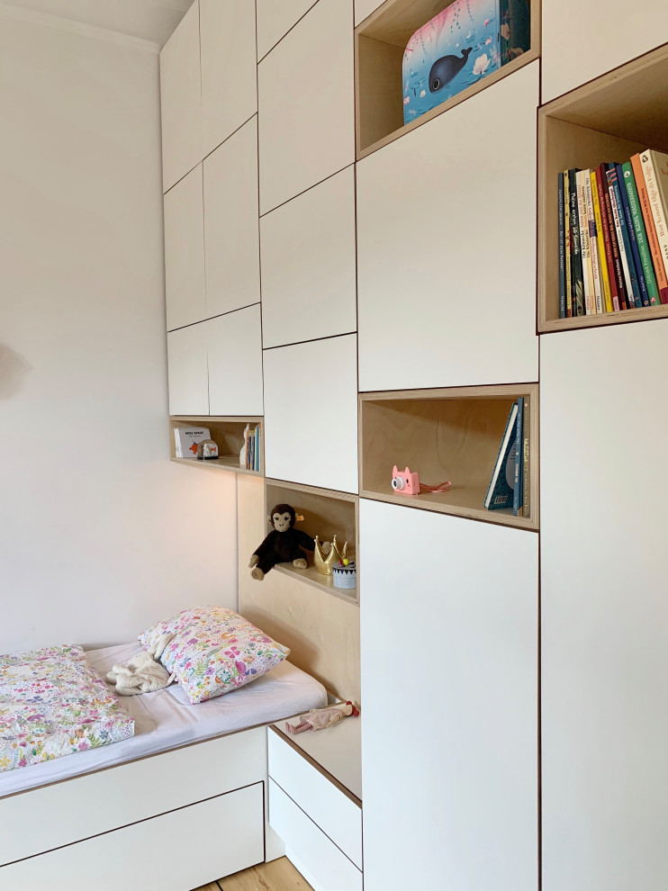 Mittelgroßes Modernes Mädchenzimmer mit Spielecke, weißer Wandfarbe, hellem Holzboden und braunem Boden in Berlin