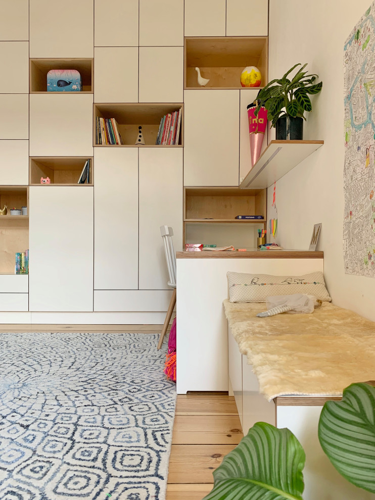 Idee per una cameretta per bambini da 4 a 10 anni design di medie dimensioni con pareti bianche, parquet chiaro e pavimento marrone